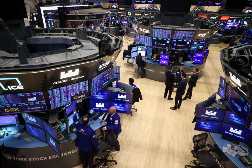 Traders work on the floor at the New York Stock Exchange (NYSE) in New York, US, on Thursday, May 15, 2025. US stocks were on pace to snap a three-day winning streak Thursday, driven by declines in technology, energy and retailers as traders assessed a slew of mixed economic figures. Photographer: Michael Nagle/Bloomberg