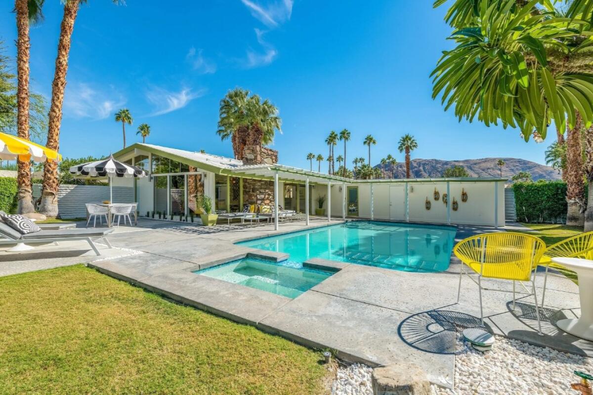 A Midcentury Modern house in Palm Springs with a pool.